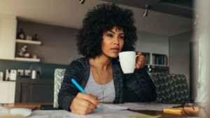 Was ziehe ich im Homeoffice an? 4 coole Business-Looks für zuhause: Minimalistisch, frisch oder mit Mustern