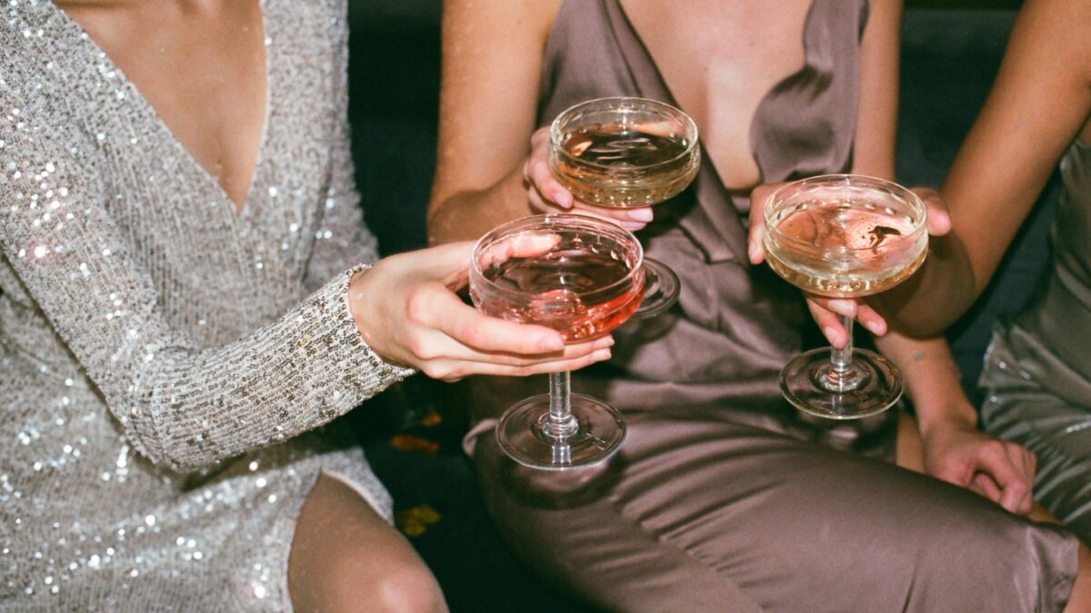 Stilvoll, sexy, humorvoll oder lässig – Erfahre was die Wahl des Getränks von Frauen über ihre Persönlichkeit aussagt