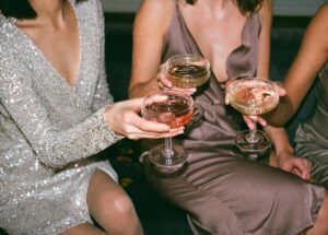 Stilvoll, sexy, humorvoll oder lässig? – Erfahre was die Wahl des Getränkes von Frauen über ihre Persönlichkeit aussagt