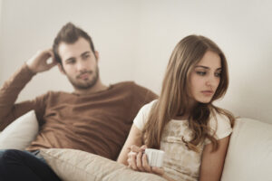 8 Tipps, wie du deine Bindungsangst überwinden kannst: Du rennst vor Intimität weg aber sehnst dich gleichzeitig danach?