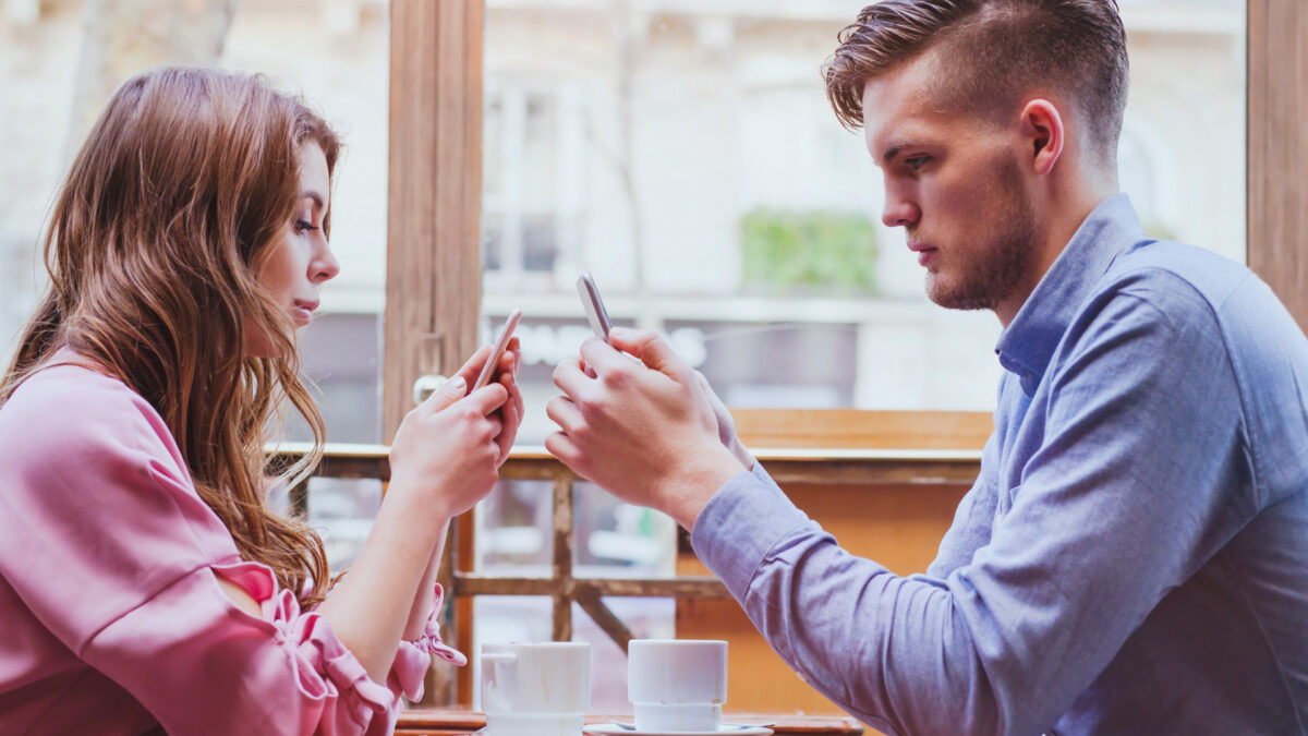 Was ist Phubbing und wie ruiniert Phubbing deine Beziehung