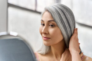 Graue Haare mit Strähnchen aufpeppen: Entdecke die neuen Techniken und Varianten für ein Strähnchen-Upgrade