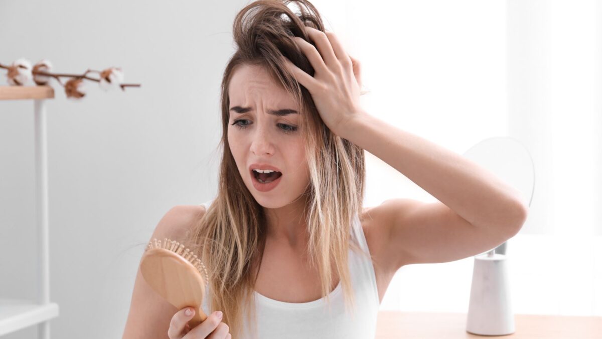 Mittel gegen Haarausfall bei Frauen: Was hilft wirklich bei erblichem und diffusem Haarausfall?