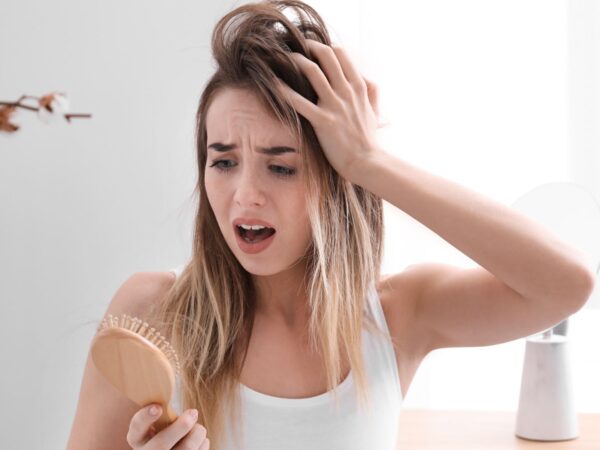 Mittel gegen Haarausfall bei Frauen: Was hilft wirklich bei erblichem und diffusem Haarausfall?