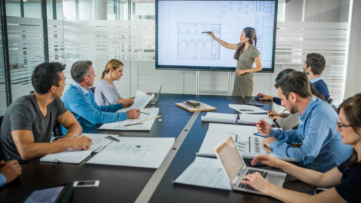 Wie man ein perfektes Pitch Deck erstellt Eine Anleitung für Startups um mit Beispielen und Vorlagen im Investor Pitch zu überzeugen