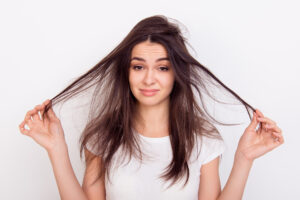Haarausfall bei Frauen: Ursachen, Behandlungsmöglichkeiten und Tipps für gesundes Haar 