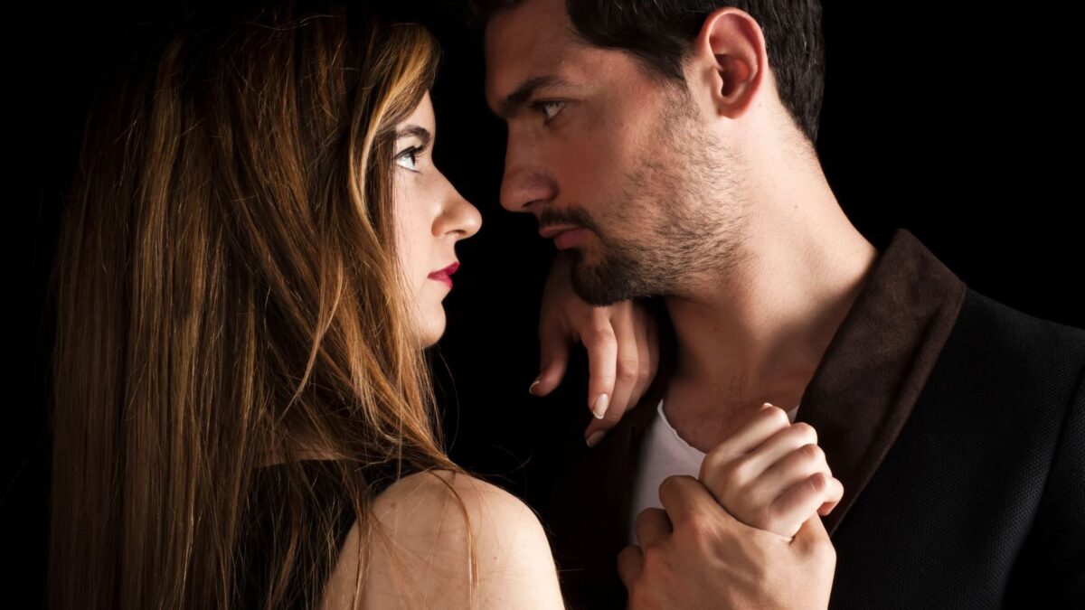 Wenn eine Frau einen Mann wirklich will – selbstbewusstes Flirten Anzeichen und Signale für wirkliches Interesse