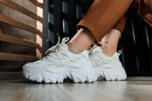 Sneaker Damen Trend 2024: Das sind die modischen Schuhtrends der kommenden Saison