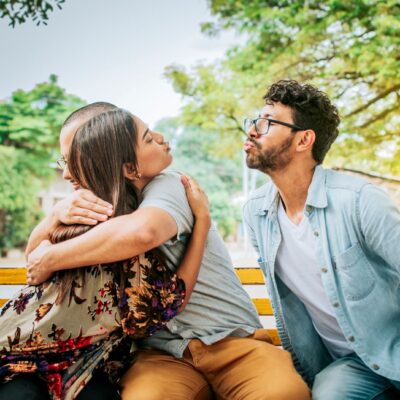 Warum betrügt man jemanden den man liebt Mögliche Gründe, warum Menschen ihren Partner trotz glücklicher Beziehung betrügen