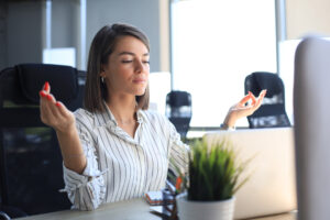 Yoga Übungen fürs Büro: Neue Energie durch Yoga im Büro