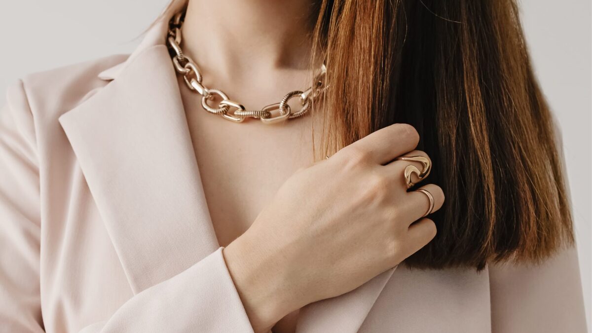 Schmuck Trends 2024 Entdecke 8 Must-have Schmuckstücke, die Statements setzen!