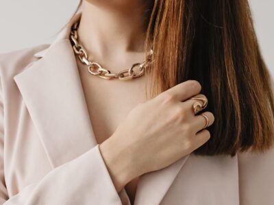 Schmuck Trends 2024 Entdecke 8 Must-have Schmuckstücke, die Statements setzen!