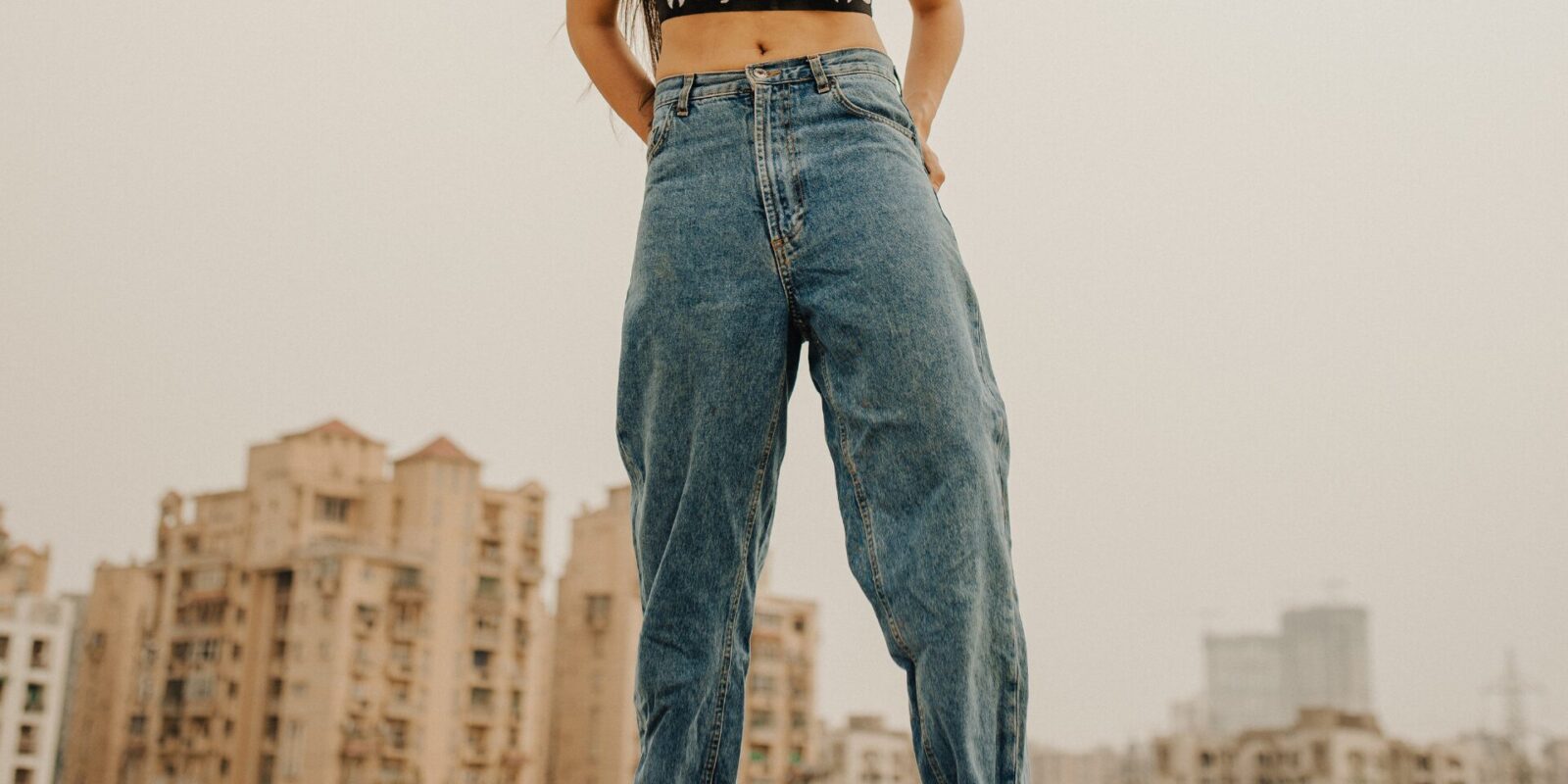 Low Rise Jeans: Hüfthosen für Damen kombinieren