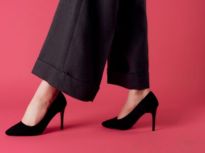 Welche Schuhe zu weiten Hosen Modetrend der Wide Leg Pants kombinieren