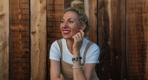 Evi Hellweger: Lassen Frauen in der Lebensmitte die Gen Z beruflich alt aussehen?