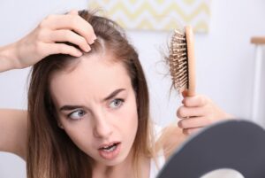 Glanz und Fülle: Strategien gegen Haarausfall bei Frauen