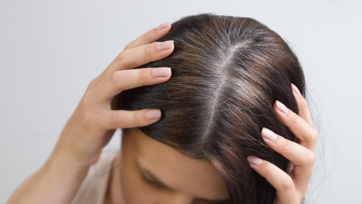 Das erste graue Haar Ab wann graue Haare normal sind