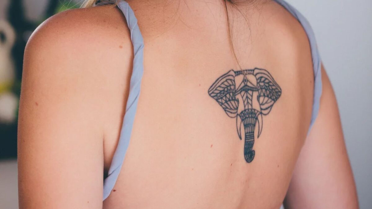 Tattoo Motiv Dezente und elegante Wirbelsäule Tattoos für Frauen