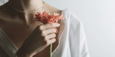 Wie komme ich in meine weibliche Energie? Feminine Kraft durch Selbstfürsorge, Achtsamkeit und kreative Routinen für mehr Wohlbefinden.