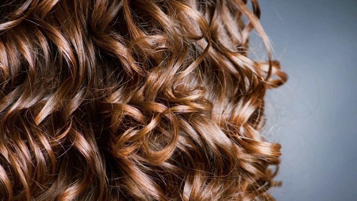 Techniken zum Dauerwelle Wickeln: So erzielen Sie perfekte Locken und Wellen