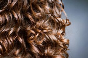 Techniken zum Dauerwelle Wickeln: So erzielen Sie perfekte Locken und Wellen