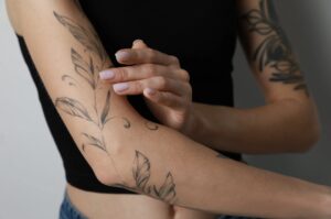 Dezente Tattoos für den Frauen Arm: Die schönsten Ideen und Designs
