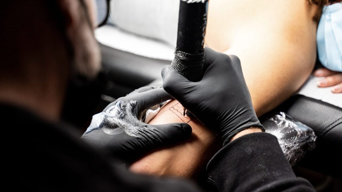 Kleine Kreuz Tattoos für Frauen