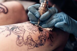Kleine Schutzengel Tattoos für die Frau: Ästhetik trifft emotionale Tiefe