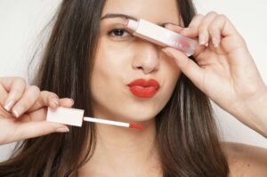Welcher Lippenstift hält am längsten? Die besten Produkte für Farbe mit 24h Power