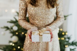 Die 25 schönsten Weihnachtsgeschenke für Frauen – von romantisch bis luxuriös