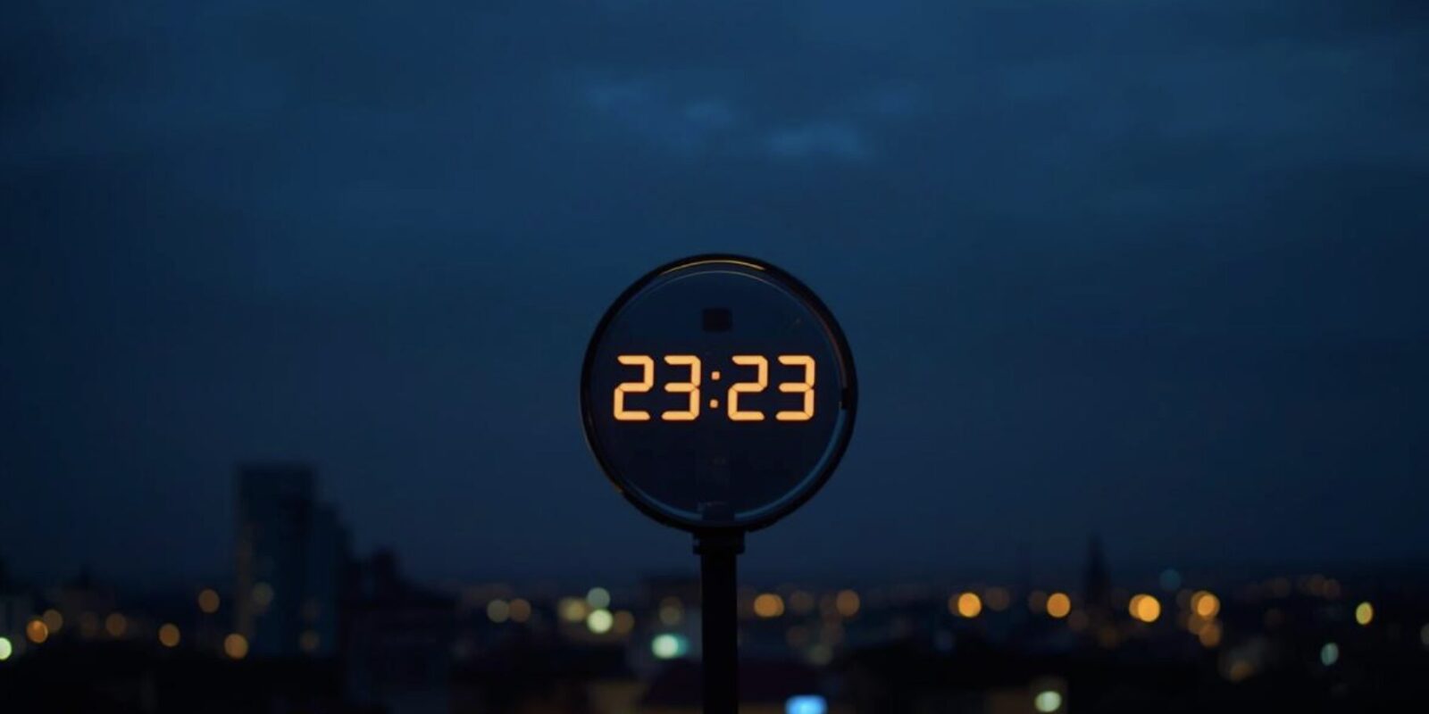 Die 23 Uhr 23 Bedeutung zeigt eine Engelszahl mit tiefer Botschaft, die sich in besonderen Uhrzeiten offenbart und dich führt.