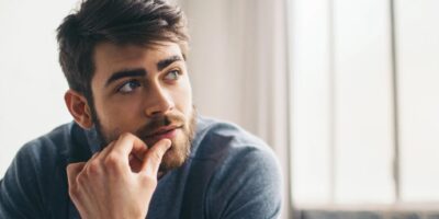 Das Verhalten verunsicherter Männer verstehen und Anzeichen erkennen