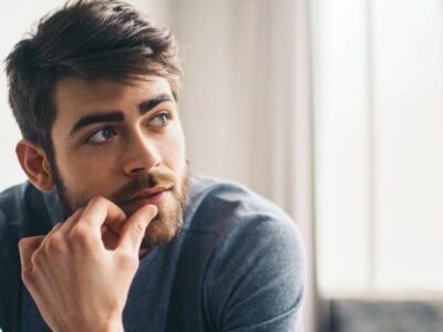 Das Verhalten verunsicherter Männer verstehen und Anzeichen erkennen