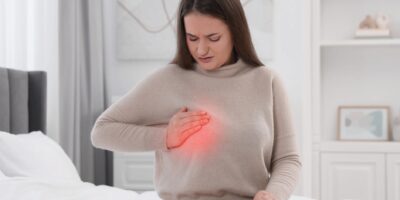 Schmerzen in der weiblichen Brust einseitig, harmlose Ursachen der Brustschmerzen