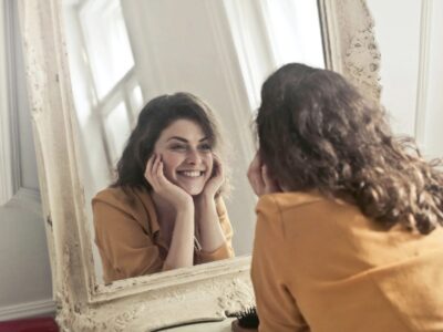 Warum sieht man im Spiegel besser aus als auf Fotos?