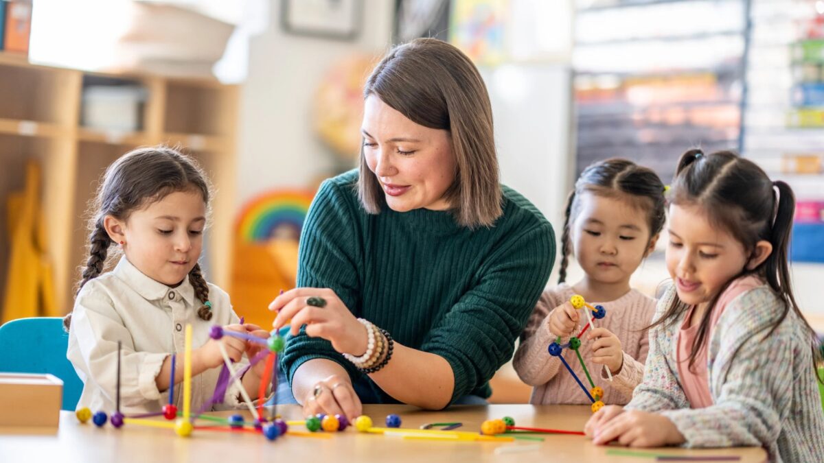 Hilfskraft im Kindergarten ohne Ausbildung Der quereinsteigerfreundliche Weg in die pädagogische Welt