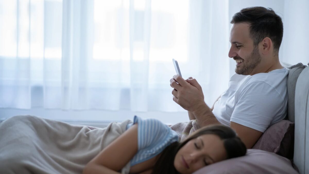 Warum schreiben Männer in einer Beziehung mit anderen Frauen Was das Verhalten über Beziehungen verrät