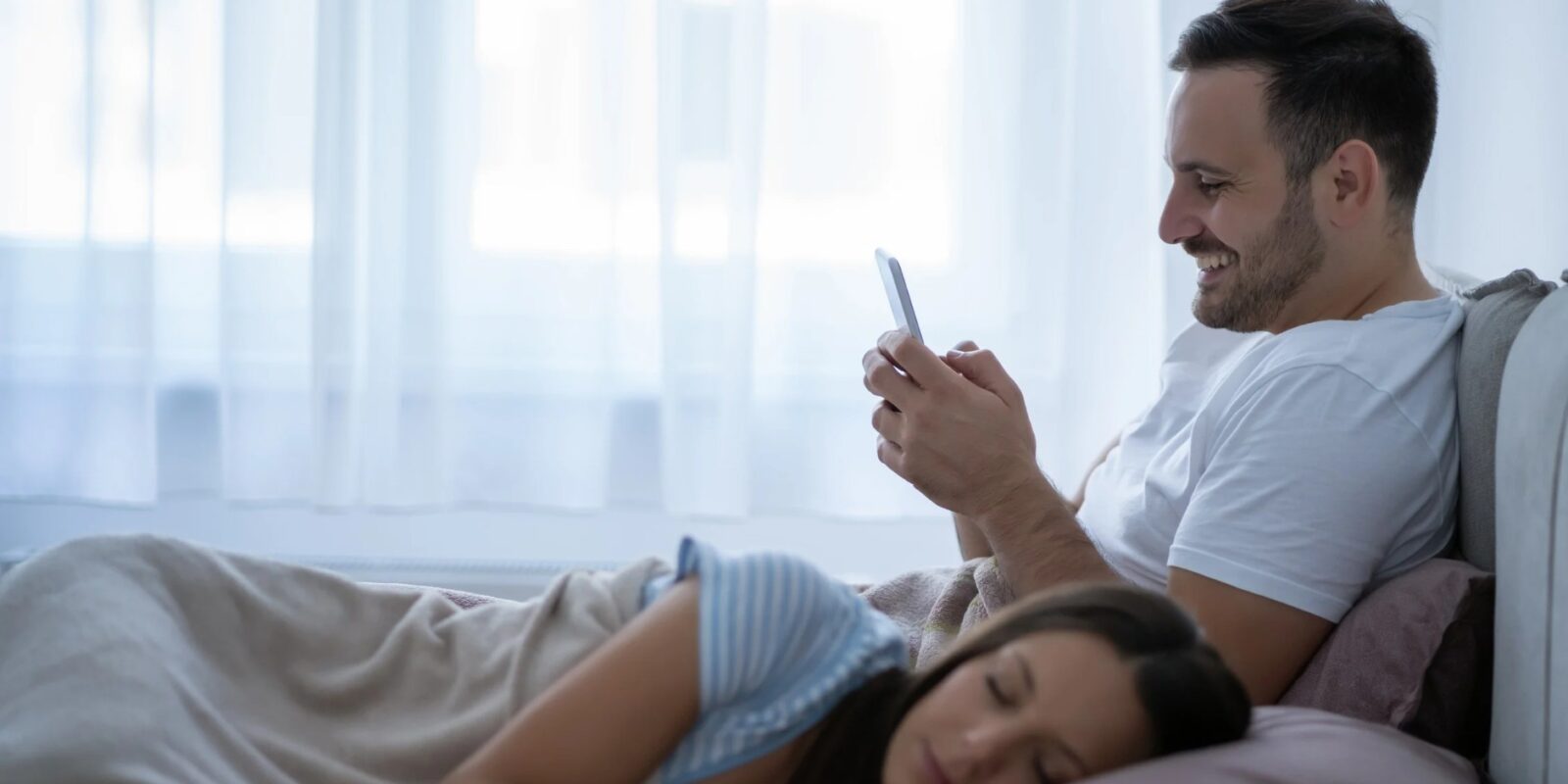 Warum schreiben Männer in einer Beziehung mit anderen Frauen Was das Verhalten über Beziehungen verrät
