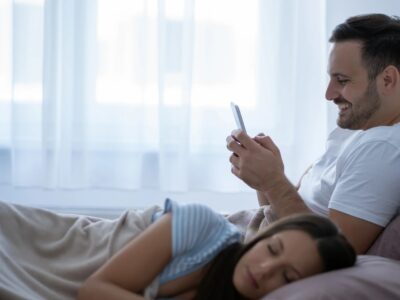 Warum schreiben Männer in einer Beziehung mit anderen Frauen Was das Verhalten über Beziehungen verrät