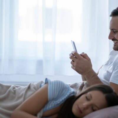 Warum schreiben Männer in einer Beziehung mit anderen Frauen Was das Verhalten über Beziehungen verrät